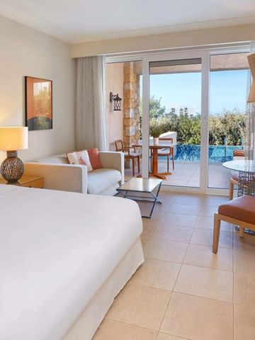 Helles Zimmer mit großem Bett Blick auf Pool und Terrasse