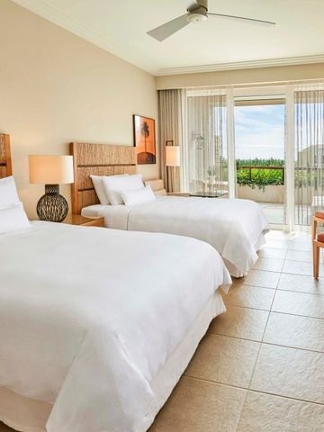 Doppelzimmer mit zwei Betten und Balkon