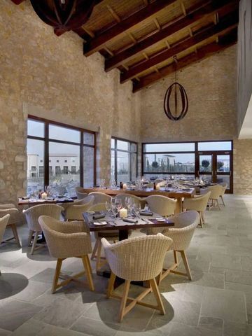 Luxuriöses Restaurant mit Panoramafenstern und stilvollem Interieur