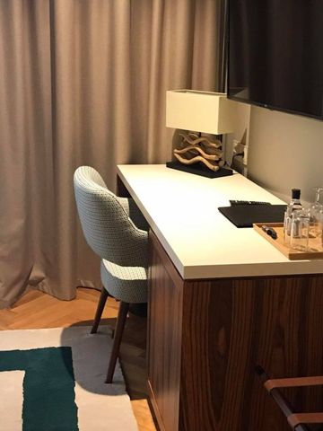 Modernes Hotelzimmer mit Schreibtisch und Stuhl