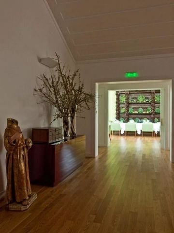 Kunstvoller Eingangsbereich mit Skulpturen und Holzdetails