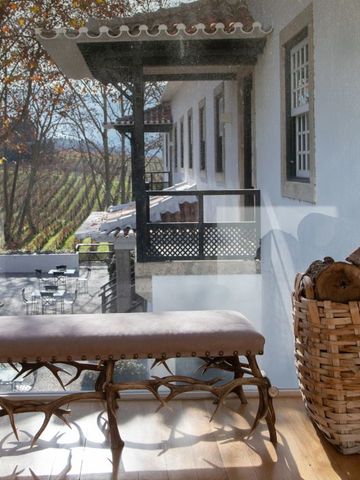 Fensterplatz mit Ausblick auf Weinberg und traditioneller Architektur