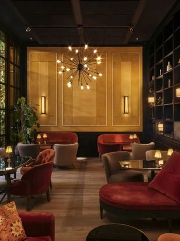 Luxuriöse Hotel-Lounge mit stilvollen Sofas und eleganter Beleuchtung