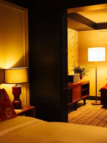 Zimmer mit sanfter Beleuchtung und einladendem Wohnbereich