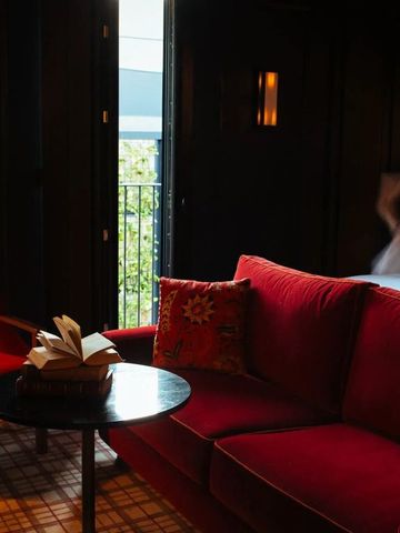 Eleganter Lounge-Bereich mit rotem Sofa und gedämpftem Licht