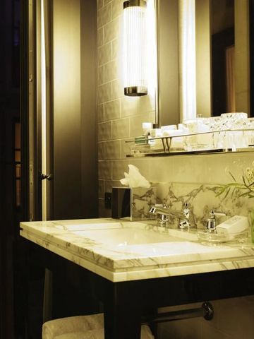 Moderner Waschtisch mit Marmorplatte und eleganter Beleuchtung