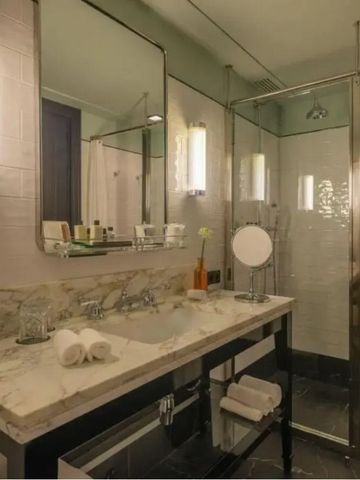 Badezimmer mit Dusche und Marmorwaschtisch in elegantem Design