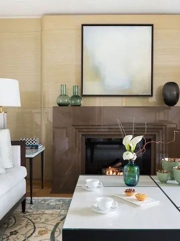 Gemütlicher Loungebereich mit Kamin und stilvollen Dekorationen.