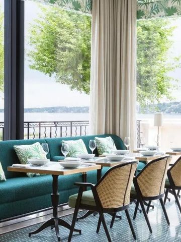 Heller Restaurantbereich mit Seeblick und eleganter Einrichtung