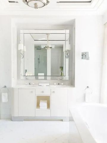 Weißes Badezimmer mit großem Spiegel und luxuriösen Details