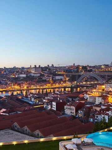 Nachtansicht von Porto mit Blick auf den Fluss und die Lichter.