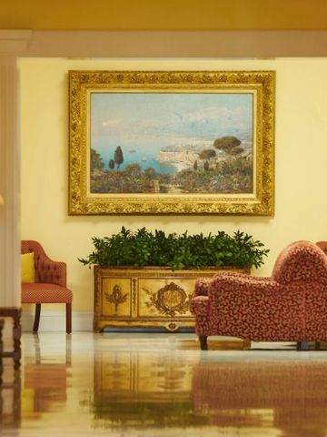 Luxuriöse Lounge mit eleganter Dekoration und Kunstwerk.