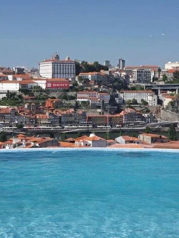 Infinity Pool mit Blick auf Porto und den Douro Fluss