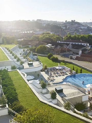 Hotelterrasse mit Pool und Garten sowie Blick auf den Douro