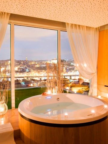 Luxuriöses Badezimmer mit großer Badewanne und Beleuchtung
