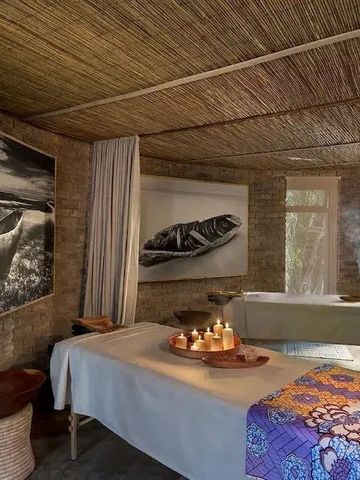 Entspannungsraum im Spa mit Massageliegen und stimmungsvoller Dekoration