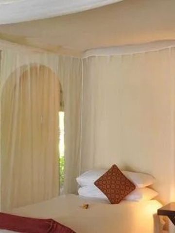 Gemütliches Zimmer mit weißen Vorhängen und stilvoller Beleuchtung