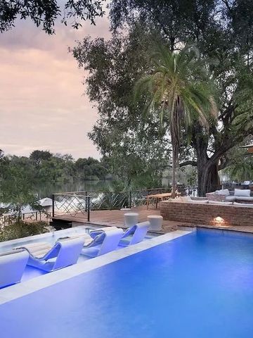 Infinity Pool mit Blick auf den Fluss und umliegenden Bäumen bei Sonnenuntergang