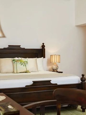 Elegantes Schlafzimmer mit dunklem Holzrahmenbett und moderner Dekoration