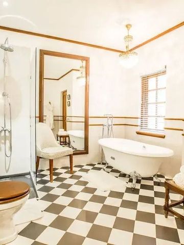 Luxuriöses Badezimmer mit freistehender Badewanne und geräumiger Dusche