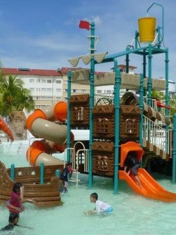 Wasserspielplatz mit Rutschen und Wasserspielen.