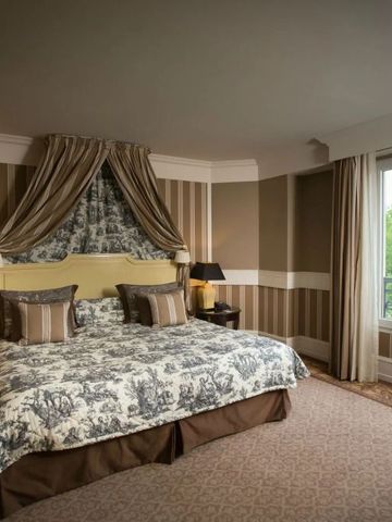 Dekoratives Schlafzimmer mit eleganten Vorhängen und Blick ins Grüne