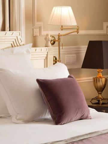 Detailaufnahme eines eleganten Hotelzimmers mit stilvoller Beleuchtung