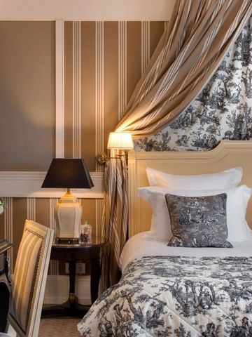 Elegantes Schlafzimmerdesign mit luxuriöser Bettwäsche und Dekor