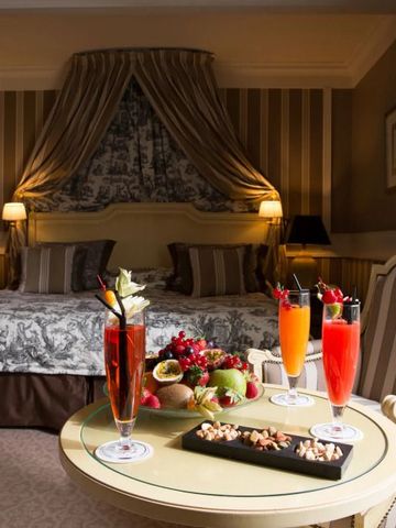 Luxuriöses Hotelzimmer mit Cocktails und opulentem Bett, elegant gestaltet