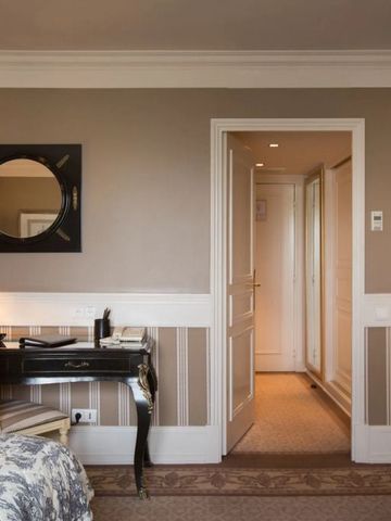 Elegantes Zimmer mit Schreibtisch und stilvollem Spiegel, dezente Beleuchtung