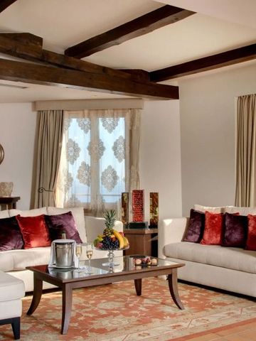 Stilvolles Wohnzimmer mit Holzbalken und eleganten Sitzmöbeln im Tiara Yaktsa Côte d'Azur