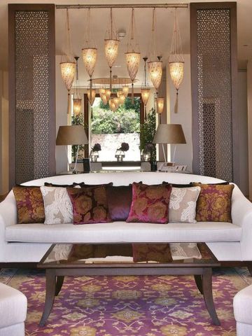 Eleganter Lounge-Bereich mit dekorativen Lampen und gemusterten Kissen