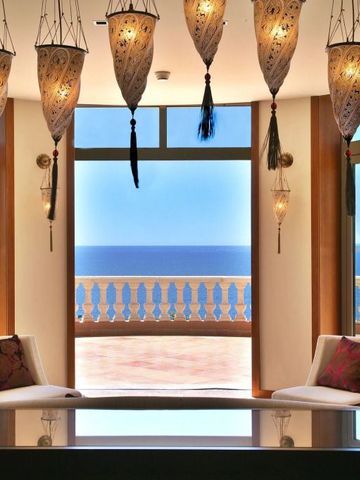 Atemberaubender Meerblick von einem eleganten Sitzbereich im Tiara Yaktsa Côte d'Azur