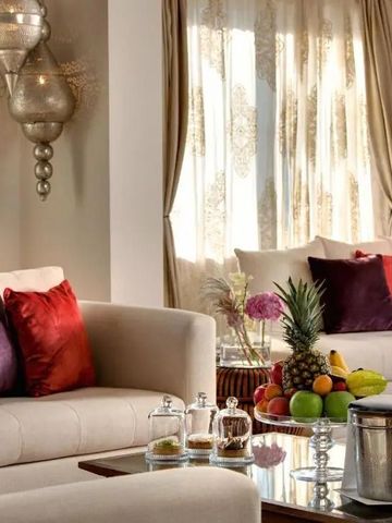 Luxuriöser Wohnbereich mit stilvoller Einrichtung und Dekoration