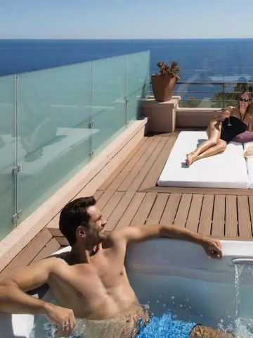 Private Terrasse mit Whirlpool und Blick auf das Meer