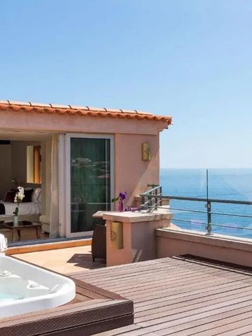 Terrasse mit Whirlpool und Blick auf das Meer, elegant eingerichtetes Zimmer