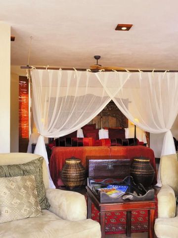 Geräumige Suite mit Baldachinbett und orientalischen Details