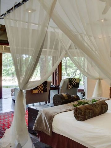 Helles Zimmer mit Himmelbett und Blick ins Grüne