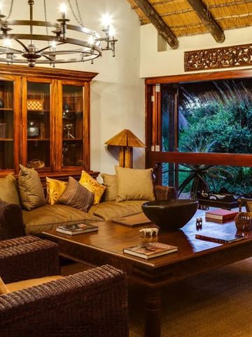 Einladende Lounge mit rustikalen Möbeln und Blick in die Natur