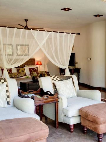 Charmantes Zimmer mit Himmelbett und komfortabler Sitzgelegenheit