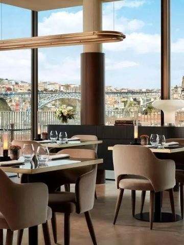 Elegantes Restaurant mit Panoramafenstern und Blick auf Brücke und Stadtlandschaft