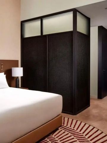 Moderne und stilvolle Hotelzimmereinrichtung mit großem Bett und gemütlicher Atmosphäre