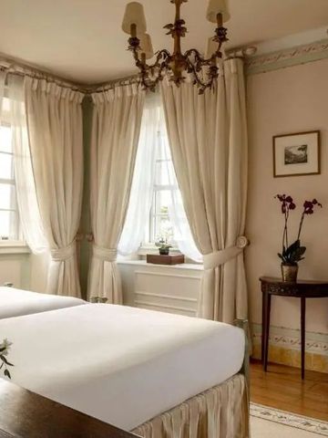 Harmonische Inneneinrichtung mit Naturtönen und floralen Akzenten