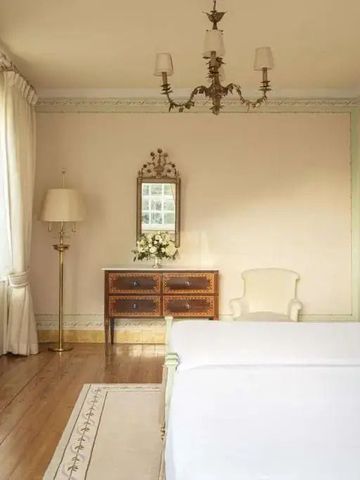 Elegantes Schlafzimmer mit klassischer Einrichtung und Kronleuchter