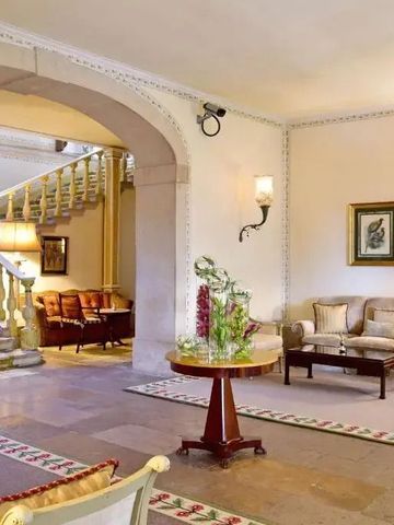 Elegante Hotellobby mit gemütlicher Sitzgruppe und Treppe