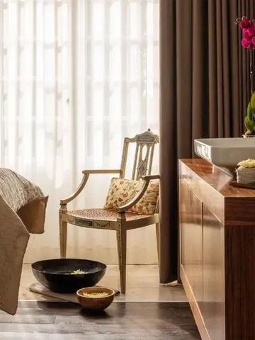 Elegantes Spa-Zimmer mit traditionellem Möbelstil und Orchideen