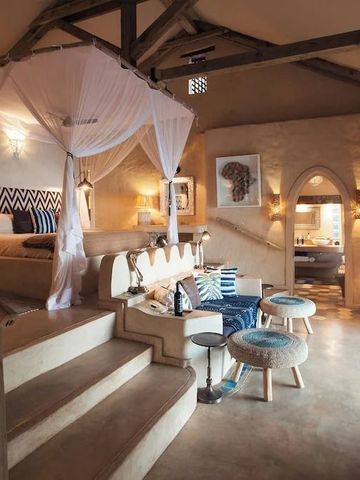 Luxuriöse Suite mit Himmelbett und eleganter Einrichtung in der Tongabezi Lodge