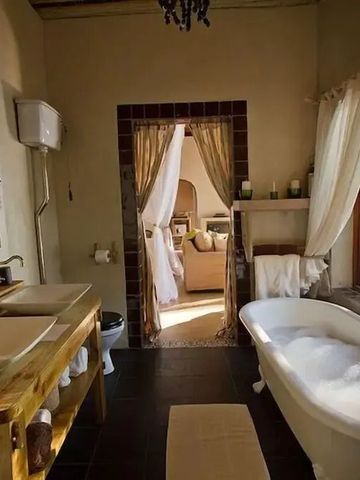 Luxuriöses Badezimmer mit freistehender Badewanne und großen Fenstern