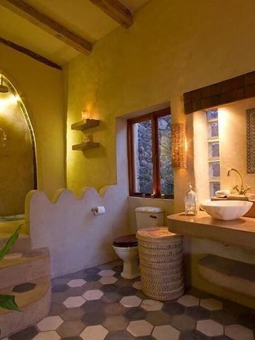 Stilvoll eingerichtetes Badezimmer mit goldenen Akzentbeleuchtung