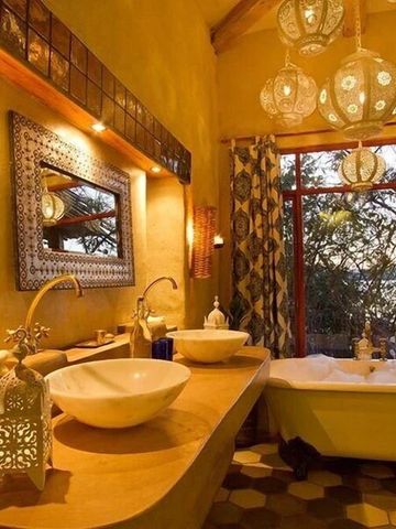 Geräumiges Badezimmer mit stilvollen Waschbecken und eingelassener Badewanne